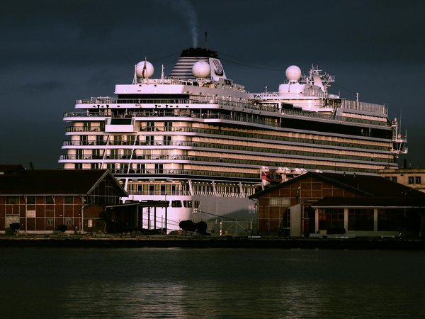 Quelle croisière permet de participer à des ateliers de peinture sur verre en Europe de l'Est?